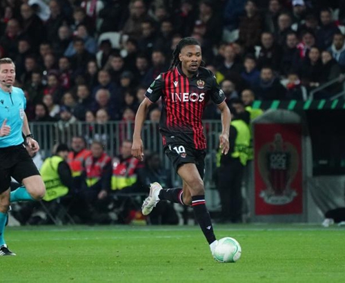 拜仁连续24场联赛主场比赛打进2+球