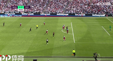 LOL：Uzi参加名人堂入驻仪式，Theshy提前预定第三个名额，Caps紧随其后